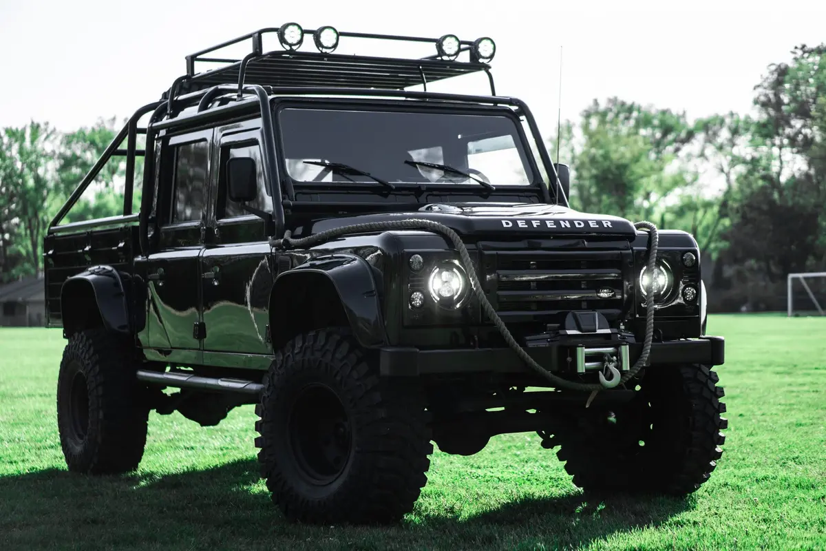 Land Rover Defender James Bond Dilelang, Berminat? (Carscoops)