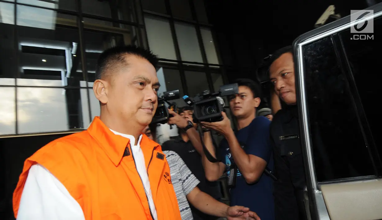 Direktur PT Indo Jaya dan PT Sarana Bangun Nusantara Hasmun Hamzah saat akan meninggalkan Gedung KPK, Jakarta, Rabu (14/3). Hasmun diduga menyuap Wali Kota Kendari Adriatma Dwi Putra. (Merdeka.com/Dwi Narwoko)
