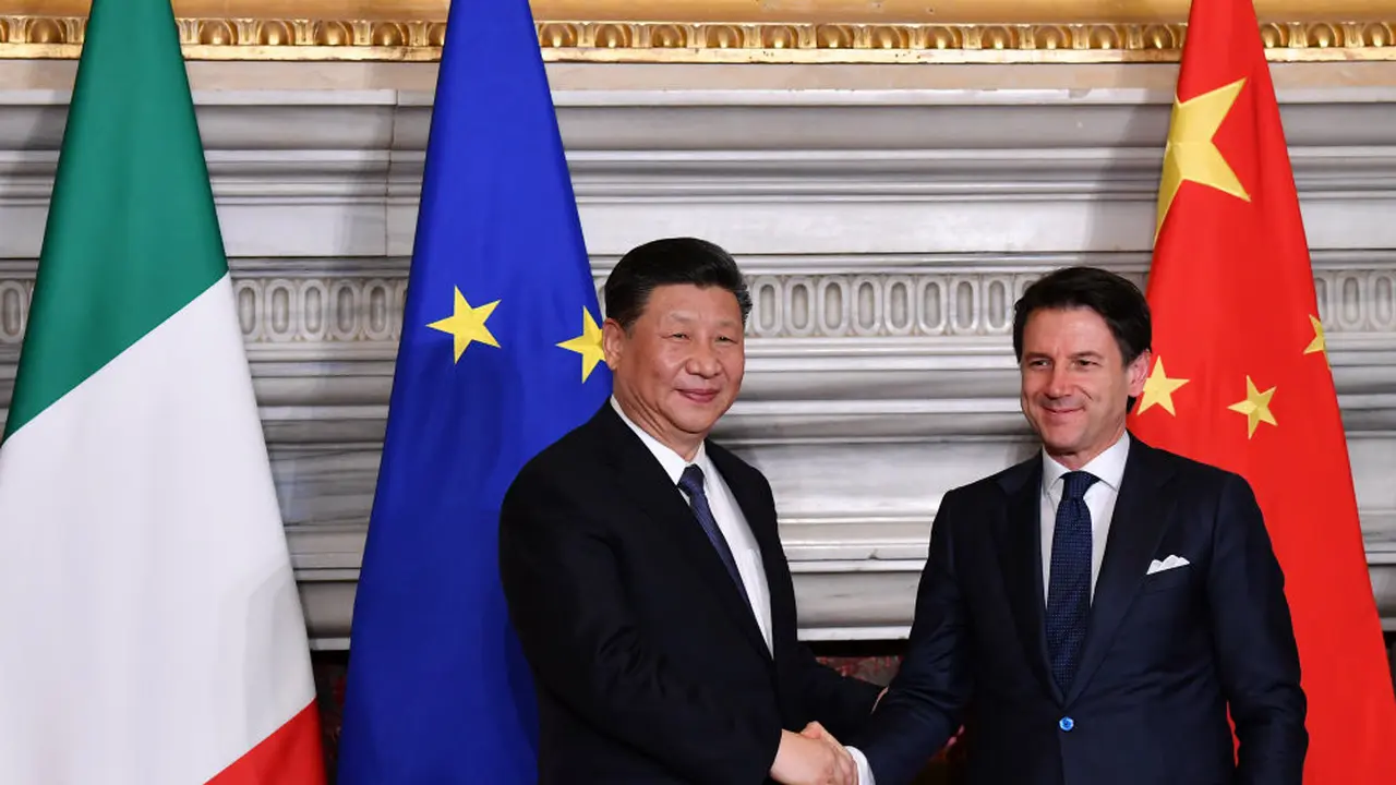 Presiden Chna Xi Jinping (berjabat tangan dengan Perdana Menteri Italia Giuseppe Conte (AFP)