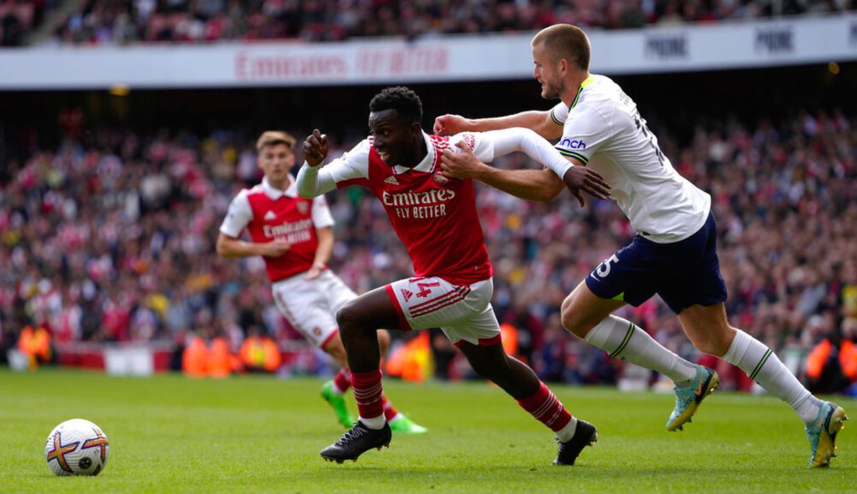 Pemain Arsenal Eddie Nketiah (kiri) berebut bola dengan pemain Tottenham Hotspur Eric Dier pada pertandingan sepak bola Liga Premier Inggris di Emirates Stadium, London, Inggris, 1 Oktober 2022. Arsenal menang 3-1. (AP Photo/Kirsty Wigglesworth)