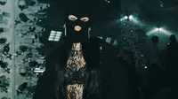 Pakai Busana Menerawang hingga Bra Terlihat, Camila Cabello Tutup Muka dengan Masker Ski