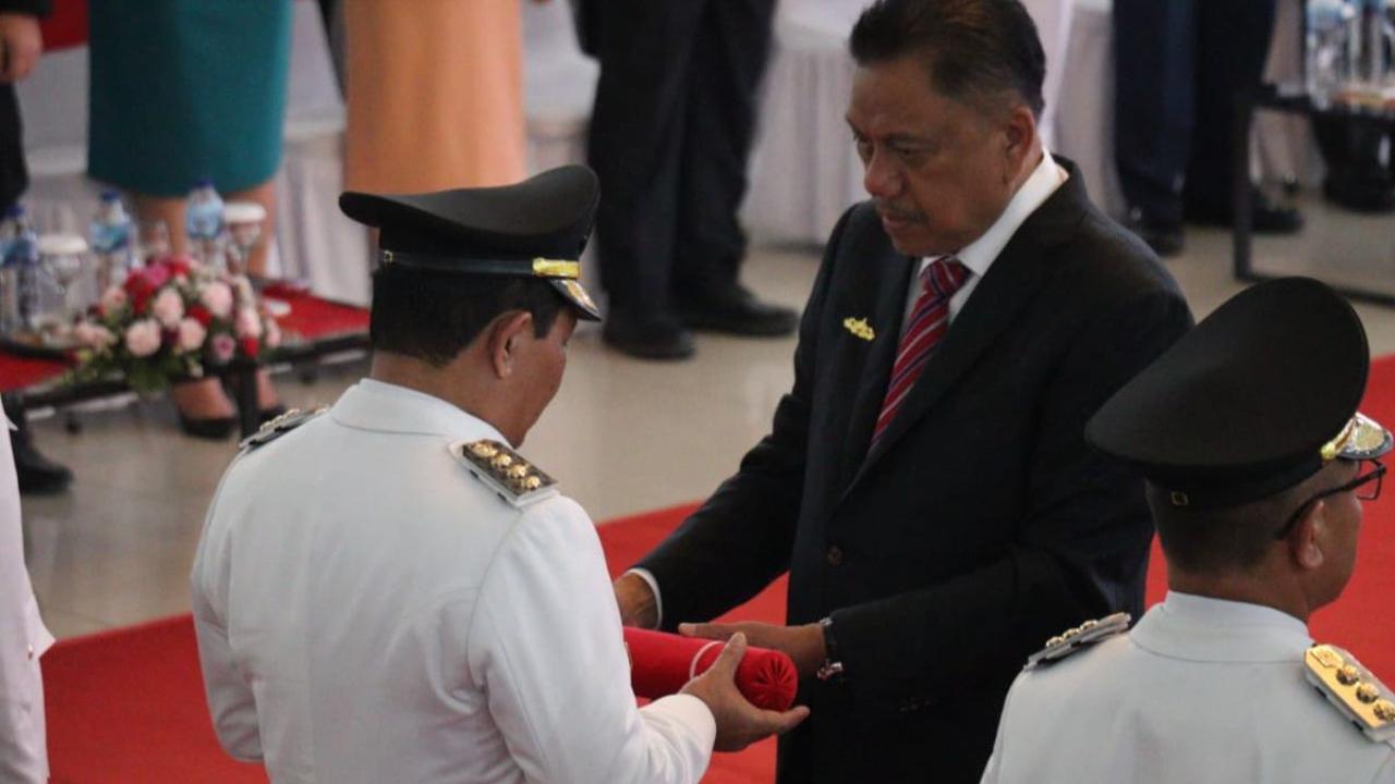 Artinya Gubernur Olly tegas mengingatkan seluruh Pj Bupati dan Wali Kota tak lupa diri ketika mereka mulai memimpin daerahnya dengan menjaga integritas, dedikasi dan bertanggungjawab.<br>