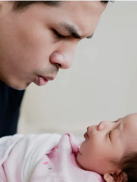 Glenn Alinskie menirukan anaknya. "Mini me is following everything I do. Oh my goodness!😍 I think I am in love. All over again." tulisnya glennalinskie. (Instagram/glennalinskie)