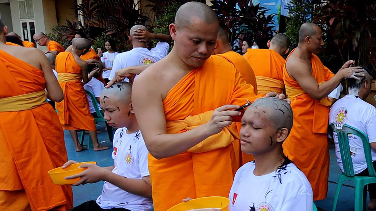FOTO: Intip Ratusan Calon Bikkhu Jalani Ritual Cukur Rambut