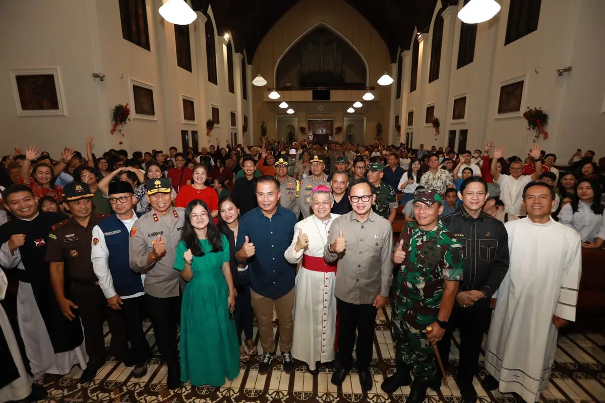 Wakil Menteri Dalam Negeri Bima Arya Sugiarto meninjau sejumlah gereja di Bandung, Jawa Barat pada Selasa (24/12/2024).