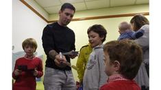 Saat Real Madrid sedang disibukkan oleh pemecatan Rafael Benitez dan menunjuk Zidane sebagai penggantinya, Lionel Messi didampingi Javier Mascherano melakukan kegiatan sosial di RS Barcelona.