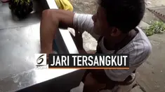 Seorang penjual daging di Thailand alami peristiwa langka. Jarinya tersangkut di lubang wastafel saat mencoba membersihkannya. Petugas penyelamat pun kesulitan untuk menolong korban.