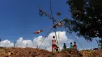 Anak-anak bermain di ayunan khas negara Nepal di Lalitpur pinggiran kota Kathmandu, Nepal (26/9). Ayunan yang dikenal dengan sebutan 'Dashain Ping' ini bisa dimainkan orang-orang dari segala usia. (AFP Photo/Prakash Mathema)