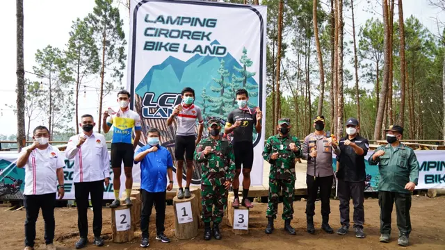 Forkipimda Garut yang dipimpin Bupati Rudy Gunawan, tengah berfoto di spot Lamping Cirorek Bike (LCB) Land, kawasan wisata alam Cirorek, Garut, Jawa Barat.
