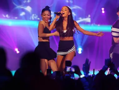 Penyanyi Ariana Grande saat tampil menghibur di acara NBA All-Star Game di Madison Square Garden, New York, Minggu (15/2). (Brad Barket/Getty Images/AFP)