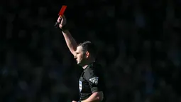 Insiden yang terjadi pada menit kedelapan itu segera mendapat sorotan tajam. Wasit memberikan kartu merah setelah tinjauan VAR. (AFP/Glyn Kirk)