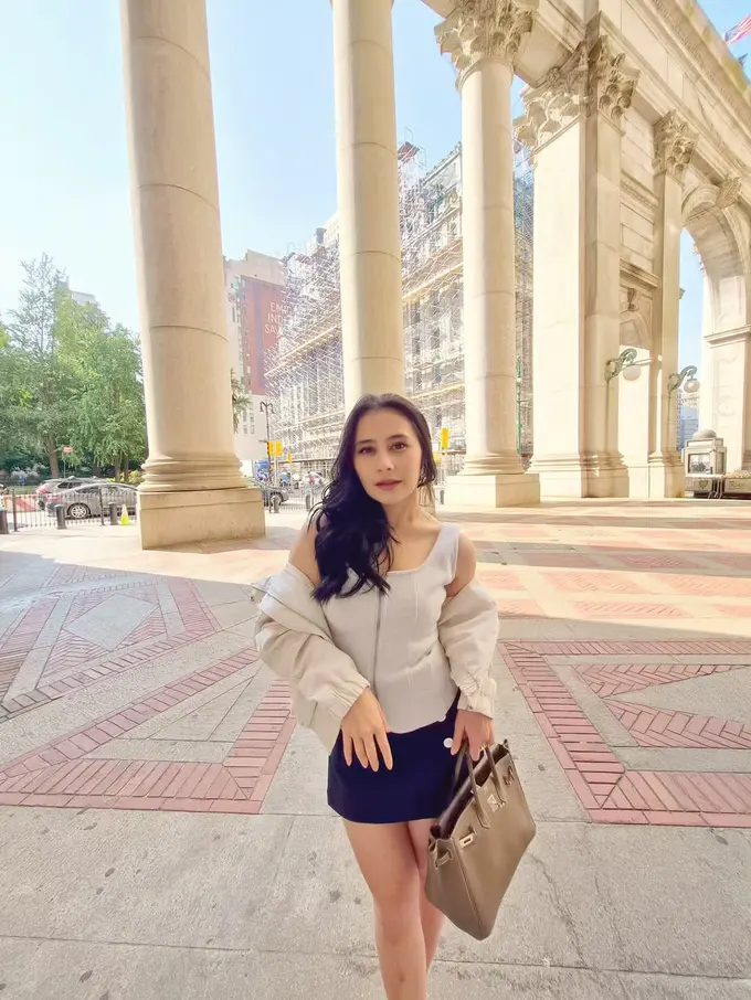 Gaya Simple Prilly Latuconsina Jadi New Yorker, Jinjing Tas Hermes dengan Setelan Busana Rp2Jutaan