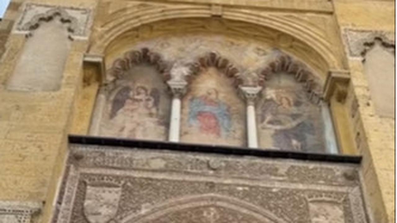 Bangunan ibadah ini dibangun oleh Abdurrahman I pada 785 CE, ketika Cordoba yang merupakan ibu kota dari wilayah yang dikuasai Muslim, Al-Andalus.