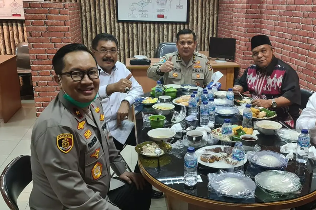 Kejaksaan Agung (Kejagung) menyampaikan tanggapannya terkait beredarnya foto yang menunjukkan momen diduga jamuan makan Kejaksaan Negeri Jakarta Selatan terhadap terdakwa kasus Djoko Tjandra yakni Irjen Napoleon Bonaparte dan Brigjen Prasetijo Utomo.