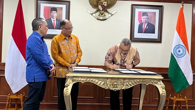 Dr. Laksana Tri Handoko, Ketua BRIN dan Sandeep Chakravorty, Duta Besar India untuk Indonesia menyaksikan penandatanganan dan pertukaran Perjanjian Implementasi antara ISRO dan BRIN (Kedubes India).