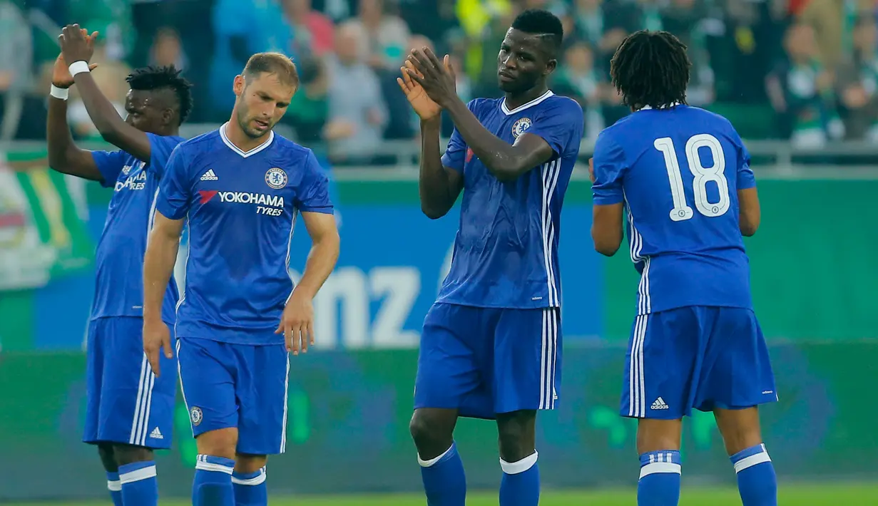 Sejumlah pemain Chelsea tampak kecewa setelah pertandingan melawan  Rapid Wina di Allianz Arena Wina, Austria, (16/7). Chelsea kalah dengan skor 2-0. (Reuters / Heinz - Peter Bader) 	