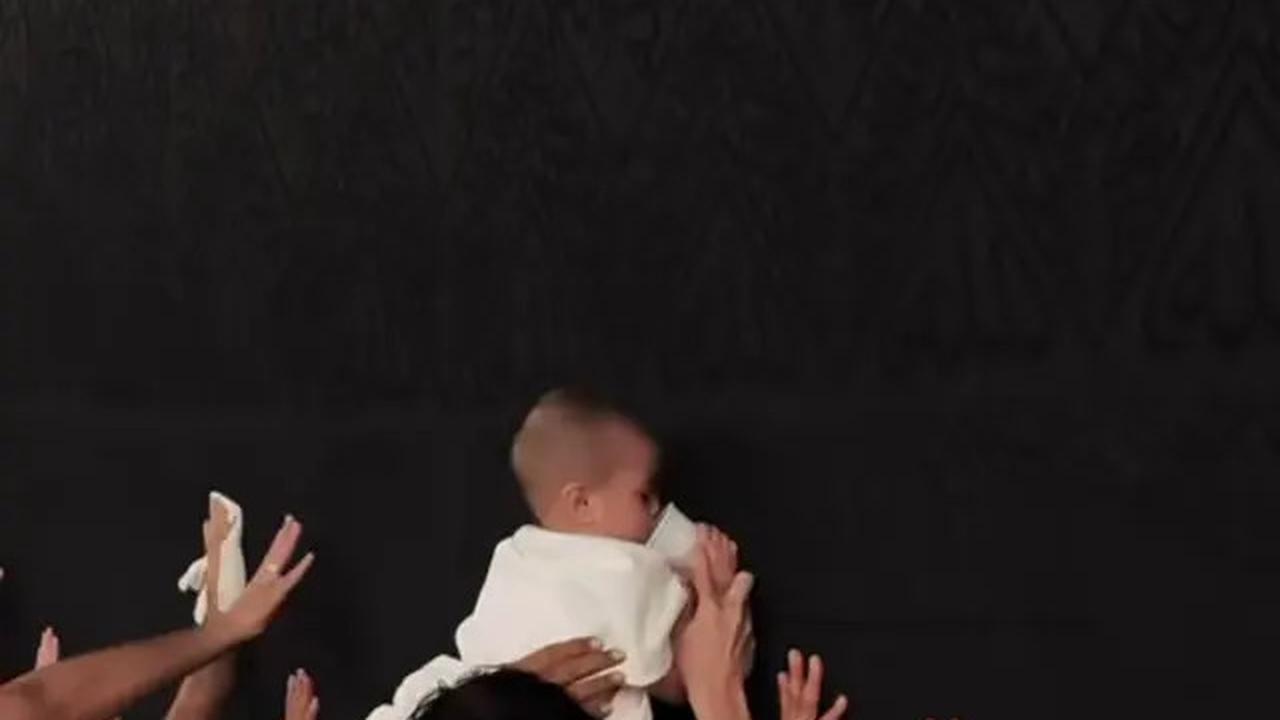 7 Momen Kaba Anak Rey Mbayang Cium Ka'bah, Digendong Petugas