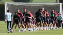 Para pemain Arsenal mengambil bagian dalam sesi latihan di pusat Pelatihan Arsenal di Colney, utara London, pada 28 April 2025. (Adrian DENNIS/AFP)