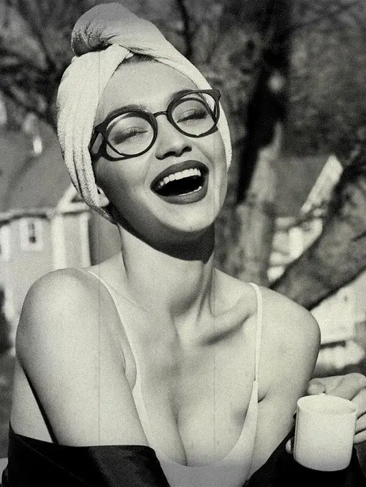 Gigi Hadid sediri pun tak segan untuk menampilkan kemolekan tubuhnya dalam foto-foto tersebut. (instagram/gigihadid)