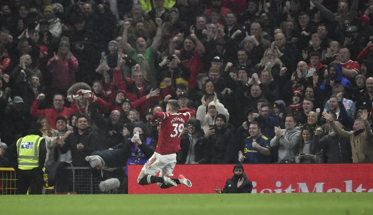 Gelandang Manchester United, Scott McTominay berselebrasi usai mencetak gol ke gawang Burnley pada pertandingan lanjutan Liga Inggris di di Old Trafford, Inggris, Jumat (31/12/2021). Berkat kemenangan tersebut, Man United naik satu tingkat di klasemen sementara Premier League. (AP Photo/Rui Vieira)