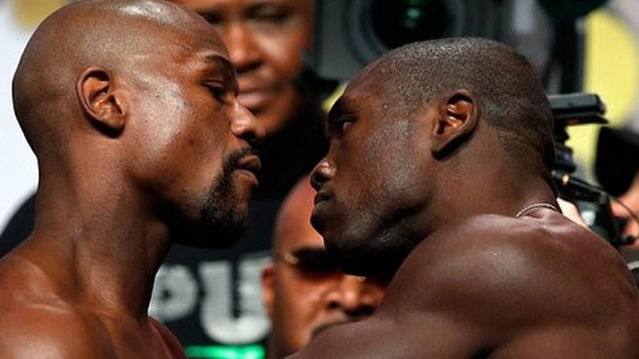 Tuntaskan 12 ronde ladeni Andre Berto, Mayweather menang angka