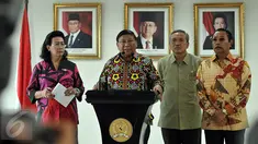 Wakil Ketua DPD, Farouk Muhammad (kedua kiri) saat konferensi pers tentang GBHN di Senayan, Jakarta, Selasa (12/1/2016). DPD mendukung ide pengaktifan kembali GBHN oleh Megawati Soekarno Putri dalam Rakernas PDIP. (Liputan6.com/Johan Tallo) 