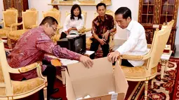 Ketika menghadap Presiden Joko Widodo, selain didampingi Menteri Perindustrian  Saleh Husin, Kusrin juga membawa serta istrinya serta satu buah TV hasil karyanya yang diberi merk MAXREEN, Jakarta, Senin (25/1/2016). (Foto : Agus Suparto)
