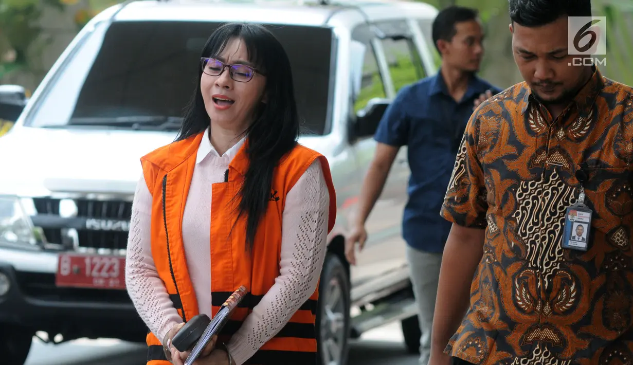 Ekspresi Bupati nonaktif Kepulauan Talaud Sri Wahyumi Maria Manalip (kiri) saat tiba di Gedung KPK, Jakarta, Selasa (20/8/2019). Sri Wahyumi diperiksa sebagai tersangka terkait dugaan suap pengadaan barang di Kabupaten Kepulauan Talaud Tahun Anggaran 2019. (merdeka.com/Dwi Narwoko)