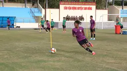 Nyatanya, panitia penyelenggara mengingkari janjinya. Hingga Senin, satu hari mejelang laga kedua menghadapi Timor Leste, Ronaldo Kwateh dkk masih berlatih di lapangan Tam Nong. (Bola.com/Ikhwan Yanuar)