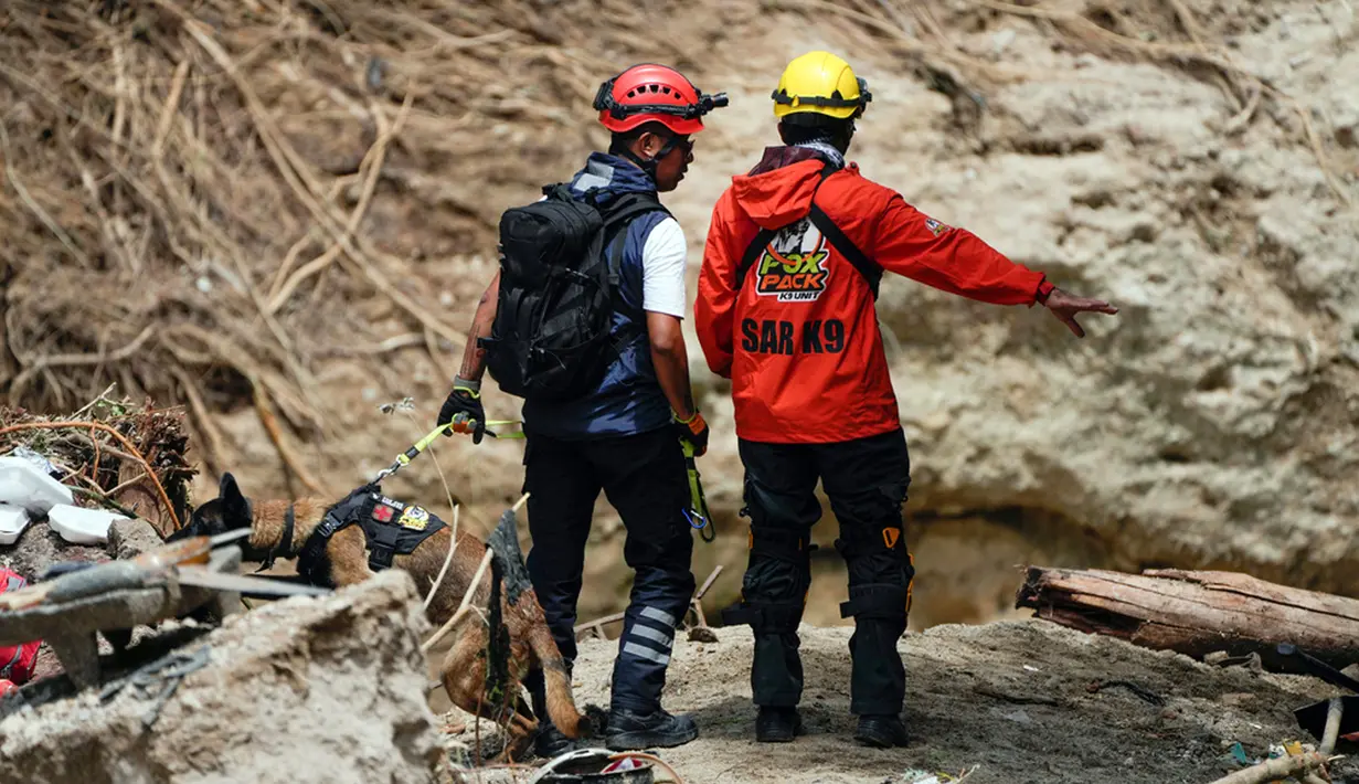 Dia ditemukan sebagian terkubur dalam lumpur yang mengalir melalui daerah tersebut. Diperkirakan delapan anak termasuk di antara 12 orang yang hilang. (AP Photo/Moises Castillo)