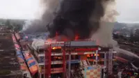 Pusat Pertokoan Pasar Atas Kota Bukittinggi, Sumatera Barat, terbakar pada Senin (30/10/2017) pagi sekitar pukul 06.00 WIB. (Capture video: Istimewa/Media Sosial)