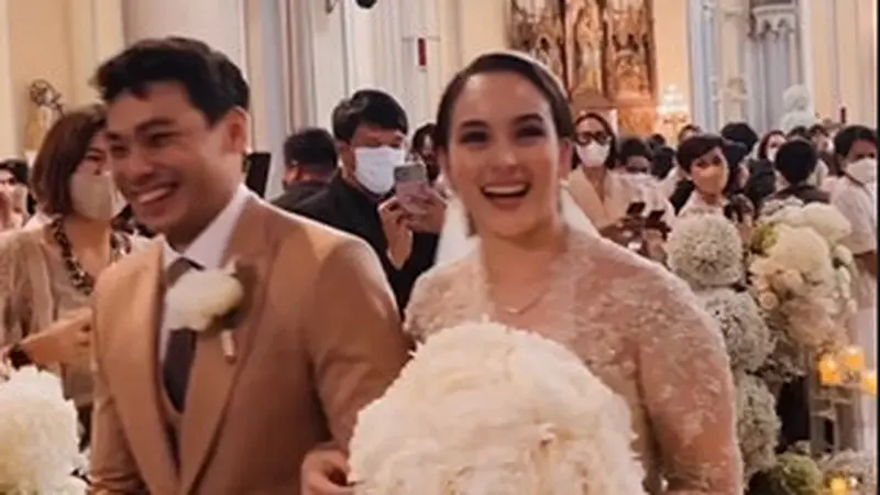 Pesona Cantik Chelsea Islan Layaknya Disney Princess dalam Balutan Ballgown Putih di Hari Pernikahan