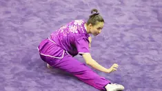 Atlet Wushu Indonesia, Ivana Ardelia saat beraksi, pada Kejuaraan Dunia Wushu 2015 di di Istora Senayan, Jakarta, Minggu(15/11/2015). (Bola.com/Nicklas Hanoatubun)