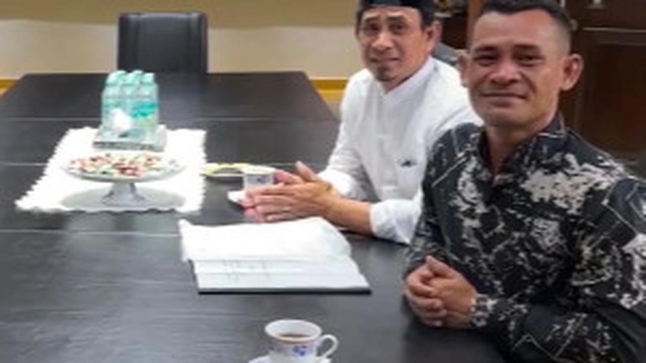 Detik-Detik Dua Pria Berlutut Saat Jokowi Lewat