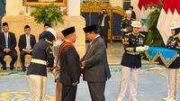 Haji Isam saat Prosesi Penganugerahan Tanda Kehormatan kepada Tokoh (Foto: Lizsa Egeham/Liputan6.com)