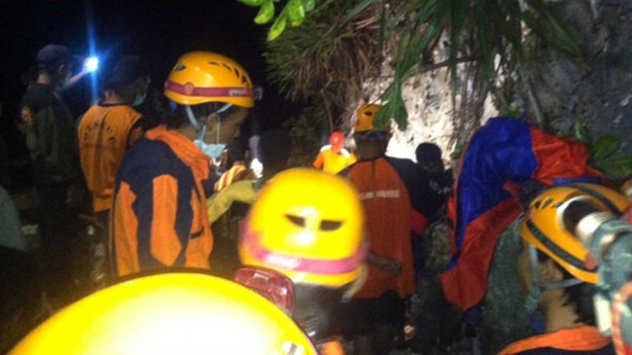 Kerja keras Tim SAR evakuasi korban longsor di Pantai Sadranan