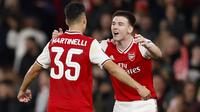 Striker Arsenal, Gabriel Martinelli (kiri) berselebrasi dengan rekannya Kieran Tierney usai mencetak gol ke gawang Vitoria de Guimaraes pada pertandingan lanjutan Grup F Liga Europa di Stadion Emirates, London (24/10/2019). Arsenal menang tipis atas Vitoria dengan skor 3-2. (AP Photo/Alastair Grant)