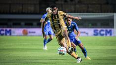 Pemain Dewa United, Ricky Kambuaya (kiri) berusaha melewati pemain Persib Bandung, Ryan Kurnia pada laga lanjutan BRI Liga 1 2023/2024 antara Persib Bandung melawan Dewa United FC di Stadion Gelora Bandung Lautan Api (GBLA), Bandung, Jumat (14/07/2023). (Bola.com/Bagaskara Lazuardi)