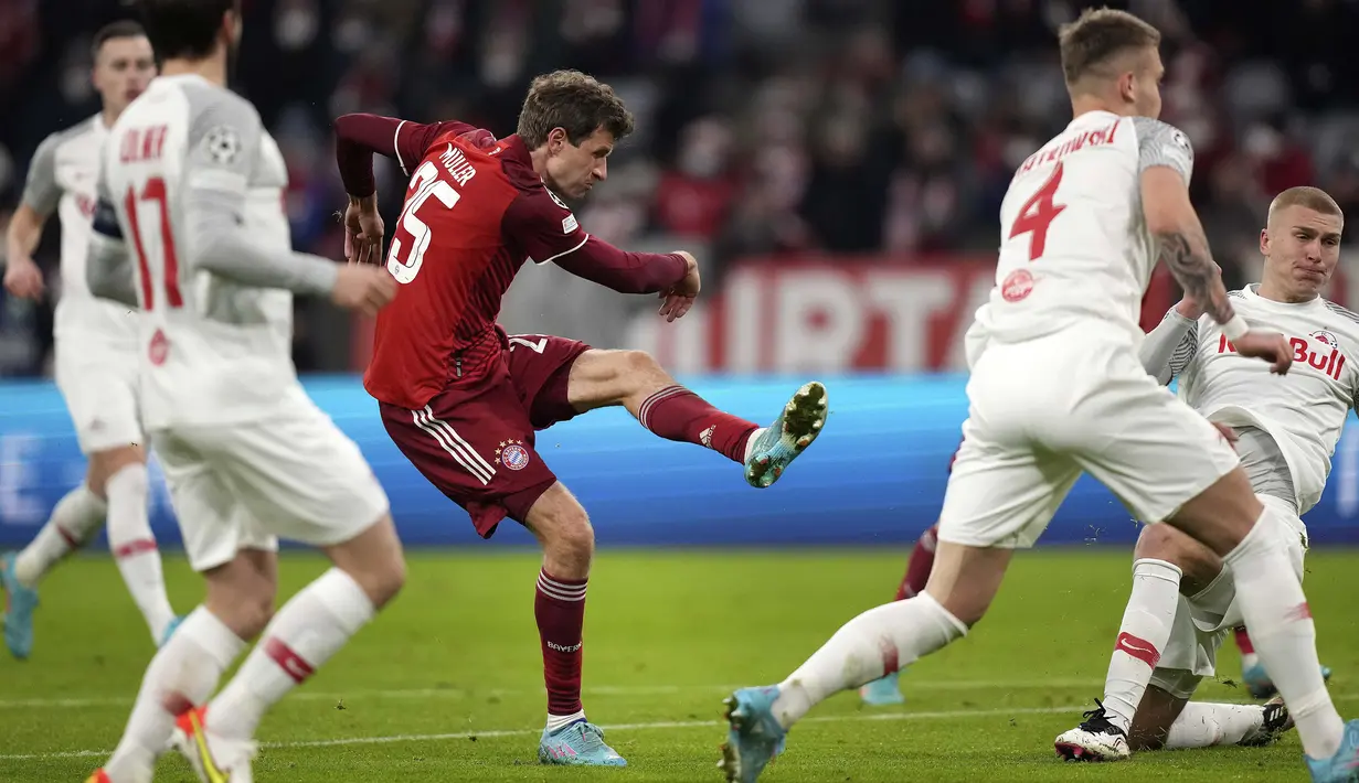 Unggul empat angka di babak pertama tak sedikitpun mengendorkan permaianan Bayern Munchen di awal babak kedua. Sembilan menit berselang, Thomas Mueller berhasil mencetak gol kelima usai sukses memanfaatkan umpan Leroy Sane. (AP/Matthias Schrader)