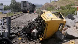 Sebuah kereta api Amtrak yang mengangkut hampir 200 penumpang menabrak sebuah truk pengangkut barang dan tergelincir pada hari Rabu di California Selatan. (Dean Musgrove/The Orange County Register via AP)