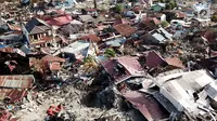 Pandangan udara Perumnas Balaroa yang rusak dan ambles akibat gempa bumi Palu, Sulawesi Tengah, Jumat (5/10). Meski tidak terdampak tsunami, Perumnas Balaroa terkubur tanah yang mengalami likuifaksi atau ambles. (Liputan6.com/Fery Pradolo)
