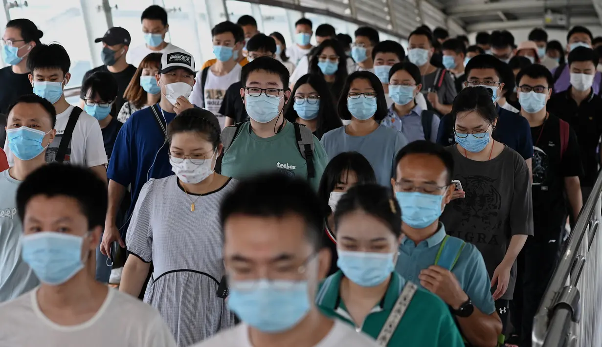 Orang-orang bepergian di kereta bawah tanah selama jam sibuk di Beijing pada Rabu (4/8/2021). China mendeteksi infeksi corona tertinggi dalam 6 bulan belakangan setelah menggelar tes Covid-19 massal pada Rabu (4/8). (Noel Celis / AFP)