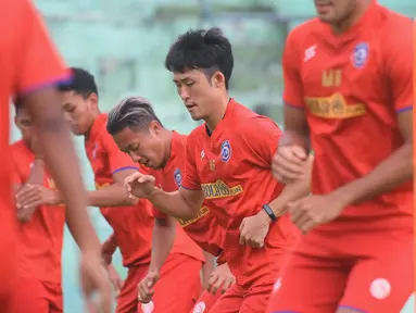 Renshi Yamaguchi (dua kanan) sebelumnya berseragam klub Lampang FC, tim yang bermain di kasta kedua Liga Thailand. Rensi diproyeksikan pelatih Eduardo Almeida di lini tengah sebagai gelandang. (Foto Bola.com/Iwan Setiawan)