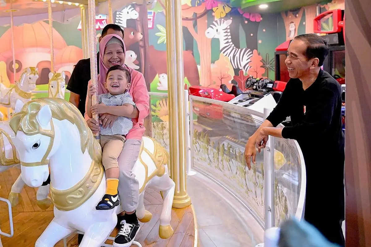 Potret Presiden Jokowi bersama cucu-cucunya (Sumber: Instagram/@bobbynst)