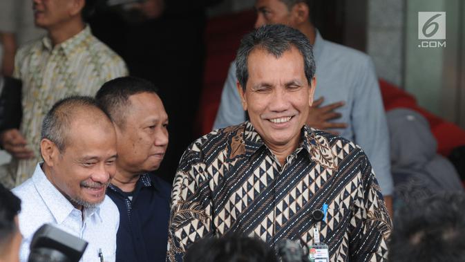 Deputi Pencegahan KPK Pahala Nainggolan (kanan) bersama Ketua Pansus Hak Angket DPRD Sulawesi Selatan Kadir Halid usai menggelar pertemuan di Gedung KPK, Jakarta, Kamis (8/8/2019). Kadir berkonsultasi dengan KPK terkait pengangkatan dan pelantikan 193 pejabat Sulsel. (merdeka.com/Dwi Narwoko)