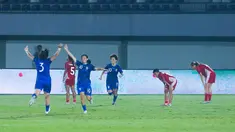 Sempat memberikan perlawanan, Timnas Indonesia Putri harus mengakui keperkasaan Chinese Taipei Putri 1-2 dalam partai terakhir Grup D Kualifikasi Piala Asia Putri 2026 di Indomilk Arena, Tangerang, pada Sabtu (5/7/2025). (Bola.com/M Iqbal Ichsan)