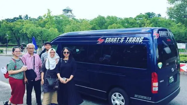 Ilustrasi bus Sahat's Trans yang viral di Jepang dengan slogan "Pulang Malu Tak Pulang Rindu"
