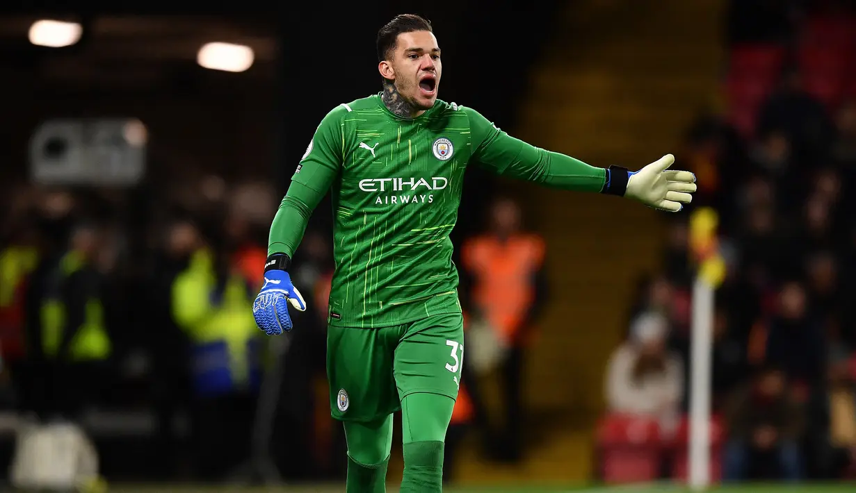 Ederson. Kiper asal Brasil yang kini memasuki musim ke-5 bersama Manchester City ini memiliki nilai jual senilai 50 juta euro. Penampilan apiknya yang mampu membawa The Citizens duduk nyaman di posisi puncak klasemen sementara Liga Inggris hingga awal tahun 2022 tak bisa dipungkiri. (AFP/Ben Stansal