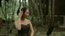 Berperan sebagai bu Djujuk di film Srimulat, Erika Carlina tampil ayu mengenakan bustier hitam yang dipadukan dengan kain. Rambutnya pun disanggul lengkap dengan untaian bunga melati. (instagram/eri.carl)