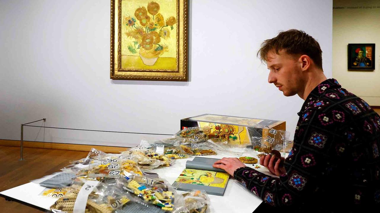 FOTO: Membuat Lukisan Bunga Matahari Van Gogh dengan Lego